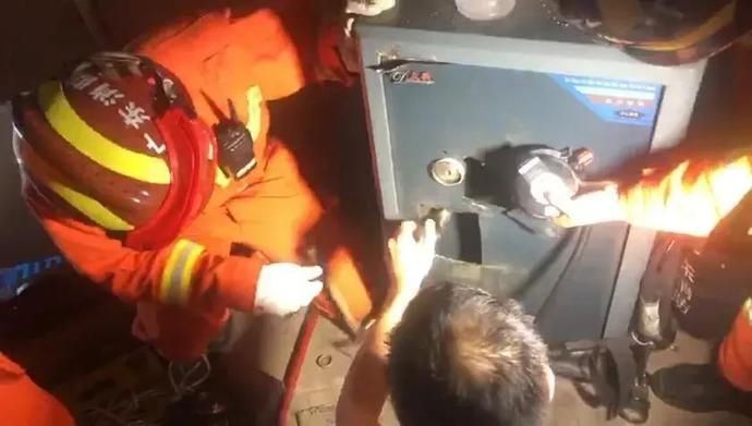  小婷安全|险！女童玩“躲猫猫”，连人带钥匙被锁进保险柜半小时……