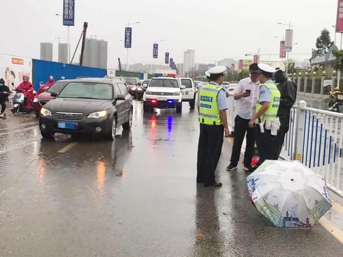  梧州|风里，雨里，梧州交警始终和你在一起！