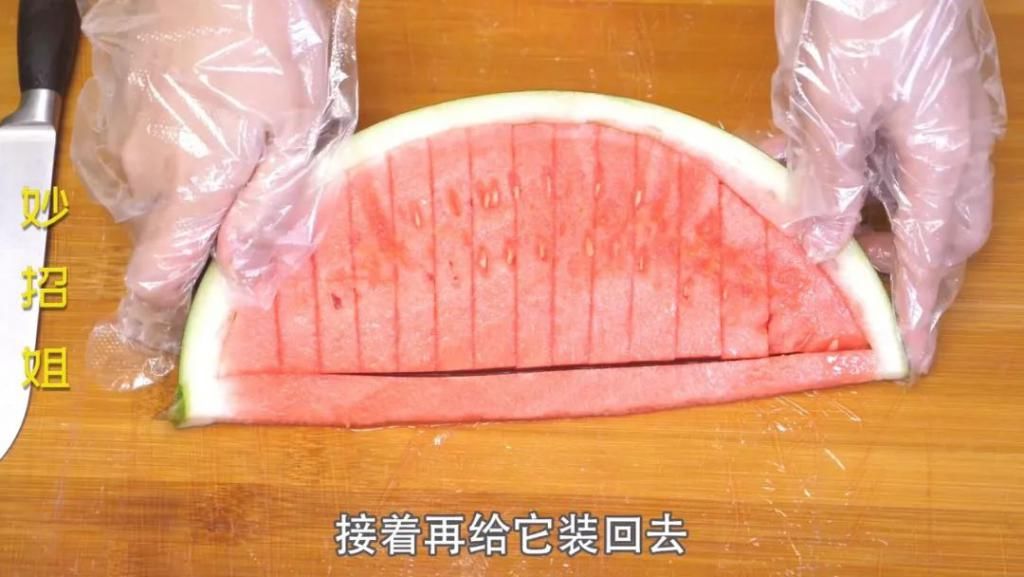  西瓜|用这个方法切西瓜，吃完不脏手不流汁，大家都夸好！