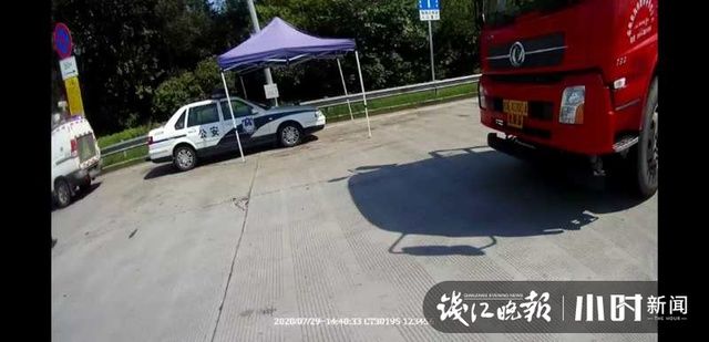 货车|看美女可提神?危化品货车司机一边开车一边看手机直播