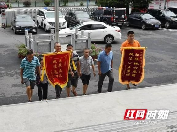  锦旗|安化警方：扫黑除恶见实效，8名群众送锦旗