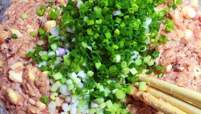  饭店|饺子好吃不在外形上，馅料是关键，这样调馅，包出饺子比饭店香