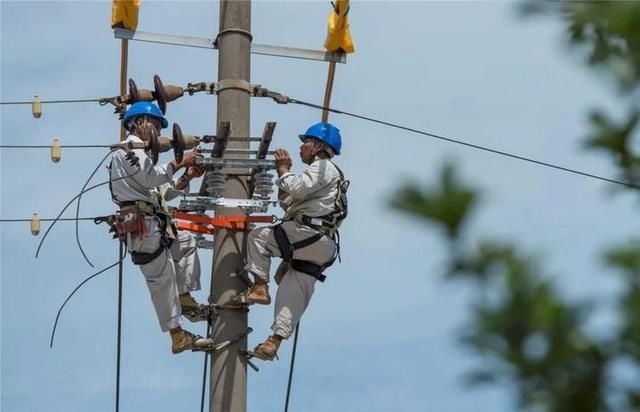 沥青工人|向高温下的他们，致敬