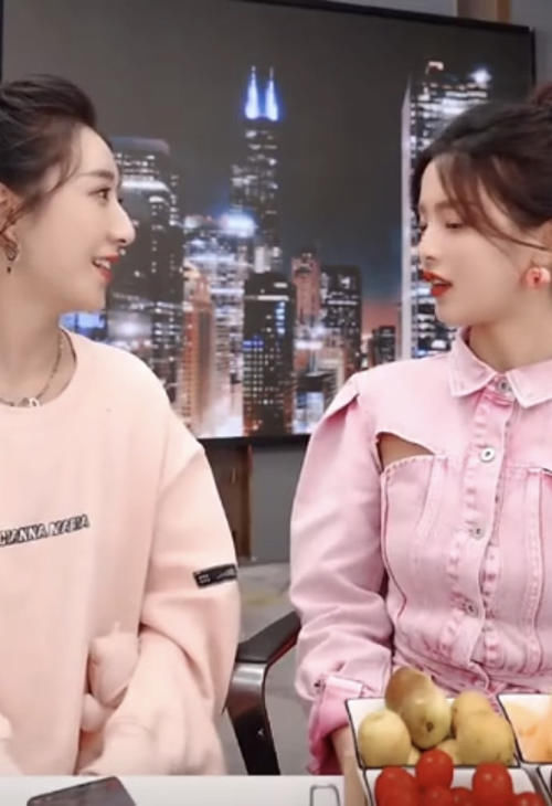  现身|杨超越现身薇娅直播间，粉色套装少女感满满，坦言被郭京飞误认为婶子