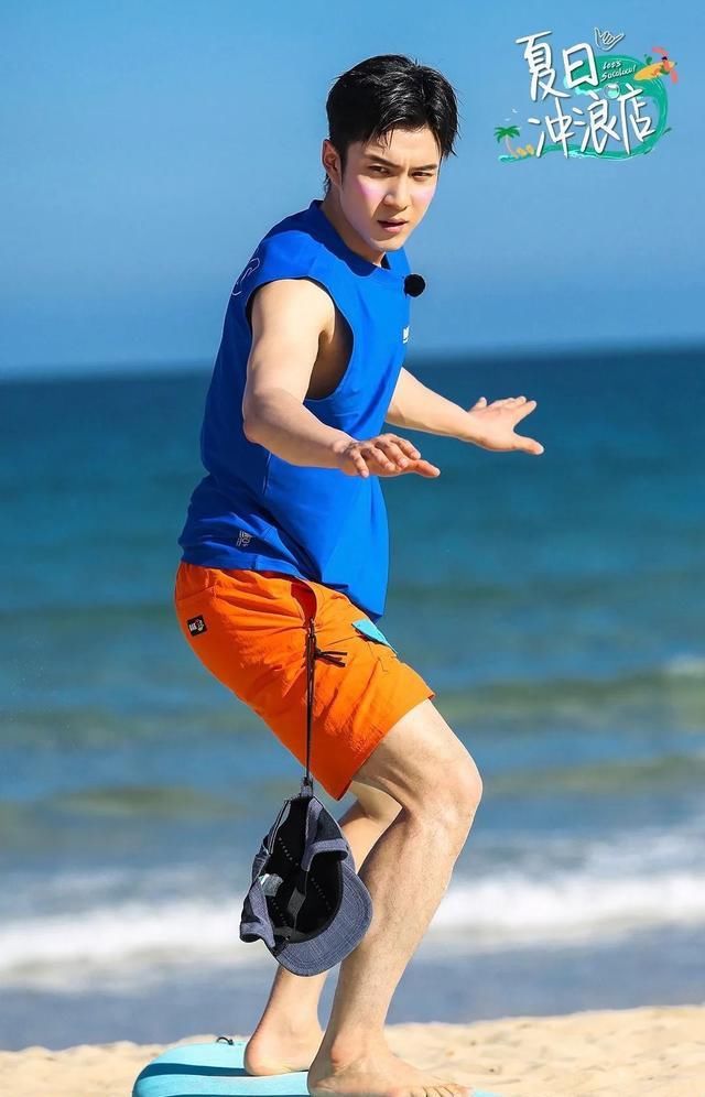 年轻人|从早浪到晚的《夏日冲浪店》，如何拉拢年轻人的心？