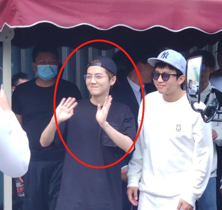  特效|鹿晗线下录制综艺，站姐无特效拍摄，30岁真人模样一目了然