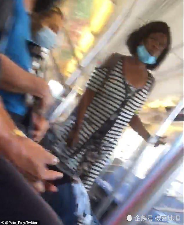 拳打脚踢|26岁女子地铁上拍一对夫妇殴打20岁男子被发现,同样遭到拳打脚踢