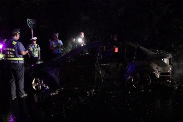  浓烟滚滚|高速路上轿车发生自燃，浓烟滚滚转眼烧成空架子