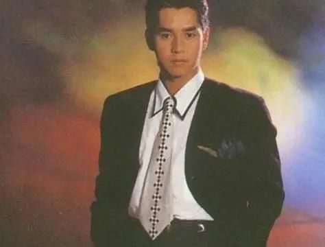  背心|69岁谭咏麟近照罕曝光！穿贴身背心胸肌壮硕，年近古稀仍高大威猛