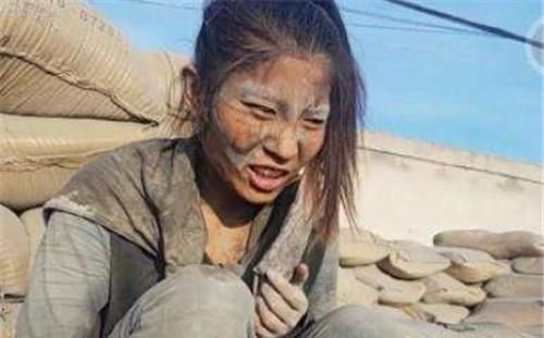 设有|卖惨成网红的“水泥妹”，现实住别墅潇洒自如，好的人设有多重要