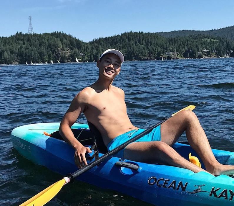  女友|苗侨伟26岁儿子与女友秀恩爱，身材健硕长相不及爸，长居国外生活