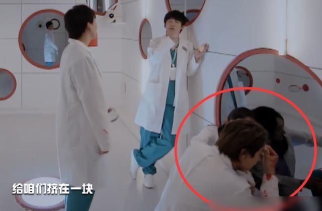  救场|杨幂给黄明昊擦脸太“亲密”，看呆郭麒麟，节目组慌忙用四字救场