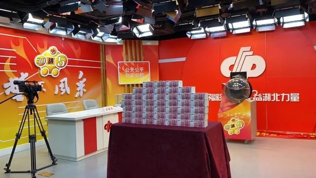 江夏第|武汉彩民合买双色球中539万元大奖，现场又见现金墙