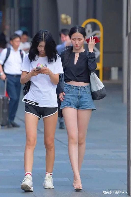  颜值|红花还需绿叶配，美女逛街闺蜜陪，哪一对才是街头的颜值担当呢？