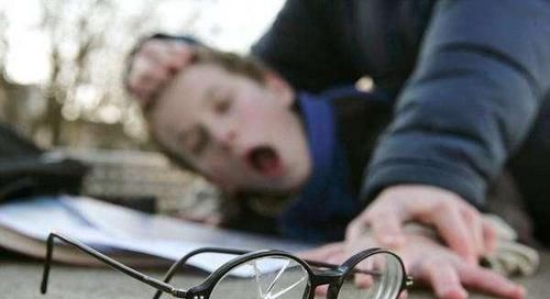  叫好|“踢回去！”6岁女儿被同学踢了，宝妈的动作让网友叫好