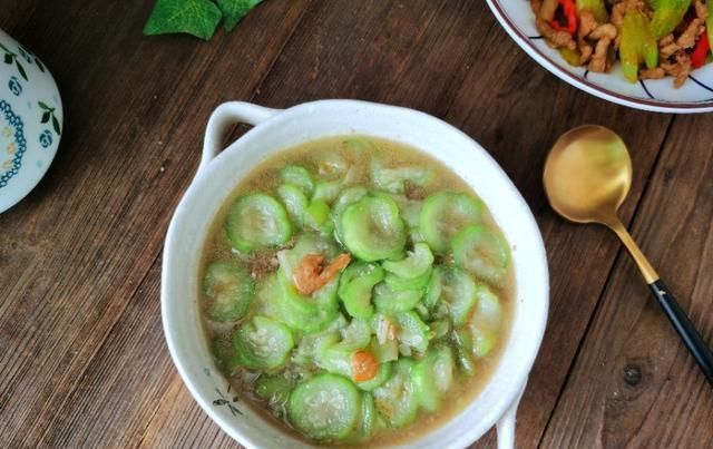  丝瓜|丝瓜最下饭的做法，只需放盐就特鲜，清热败火，我家天天做