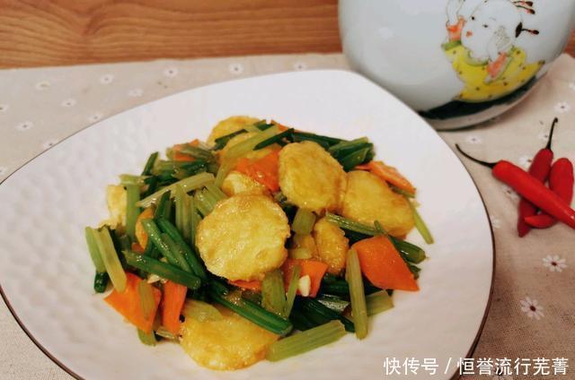 豆腐|脆脆的香芹，软糯的豆腐，不相干的两种食物，组合出不一样的美味