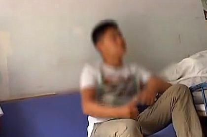  妻子|男子月收入1.2万，却在街头哭诉买不起馒头，二婚妻子：闹也没用