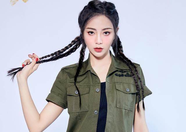  拍照的时|THE9综艺节目单人照，其他妹妹一脸高冷，只有这位成员在甜甜地笑