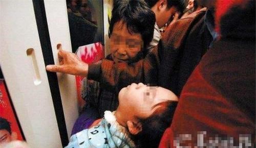 教养|?地铁上残腿女孩被逼让座，10后的一句话让乘客点赞：教养最珍贵