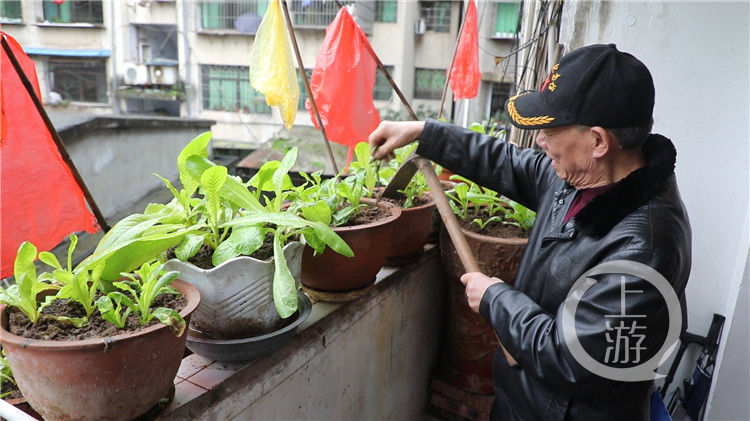 不吃不喝|英雄赞歌|他五天不吃不喝歼敌51人 五次和死神擦肩而过