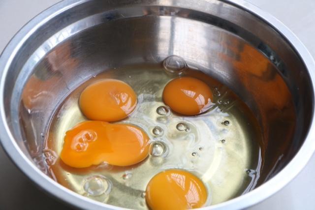  香甜|极简版蒸糕，4个鸡蛋1把面粉，不用油上锅蒸，香甜软糯味道好