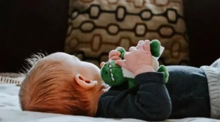 起跑线|地铁一张偷拍照：你的教养，就是孩子的起跑线！在外，这也叫规矩