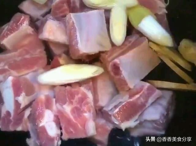  味道|香喷喷的排骨焖饭，做法很简单，味道不简单