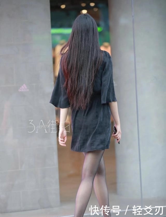 展现出|街拍:有着别样诱惑力的黑丝穿搭,展现出女人的优雅大方!