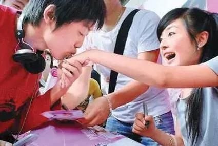 天生丽质|天生丽质、少女时期成名，却被生父控制惨不忍睹…