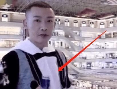  综艺节目|他上跑男很克制自己！烟瘾犯了后喝牛奶被观众看穿，最终只好尬演