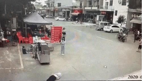  承担|狗绳甩向路边老太，女孩不管不问，加速逃离现场的行为，构成犯罪吗？