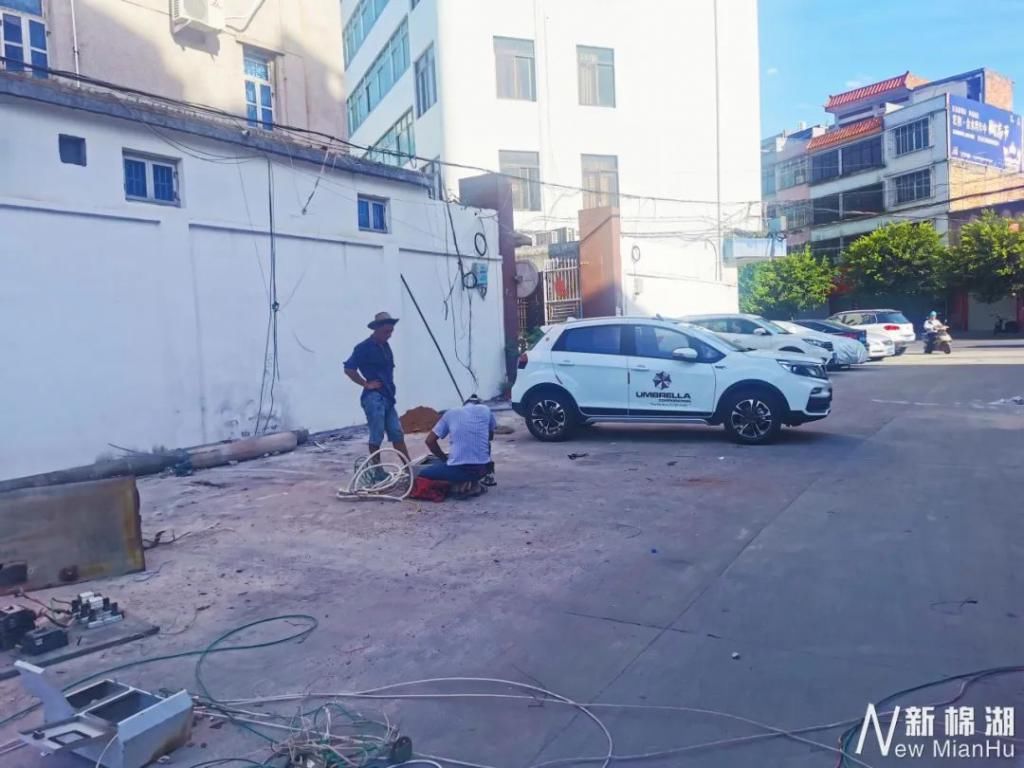  倒下|惊险！揭西一电线杆忽然倒下，压到小车……