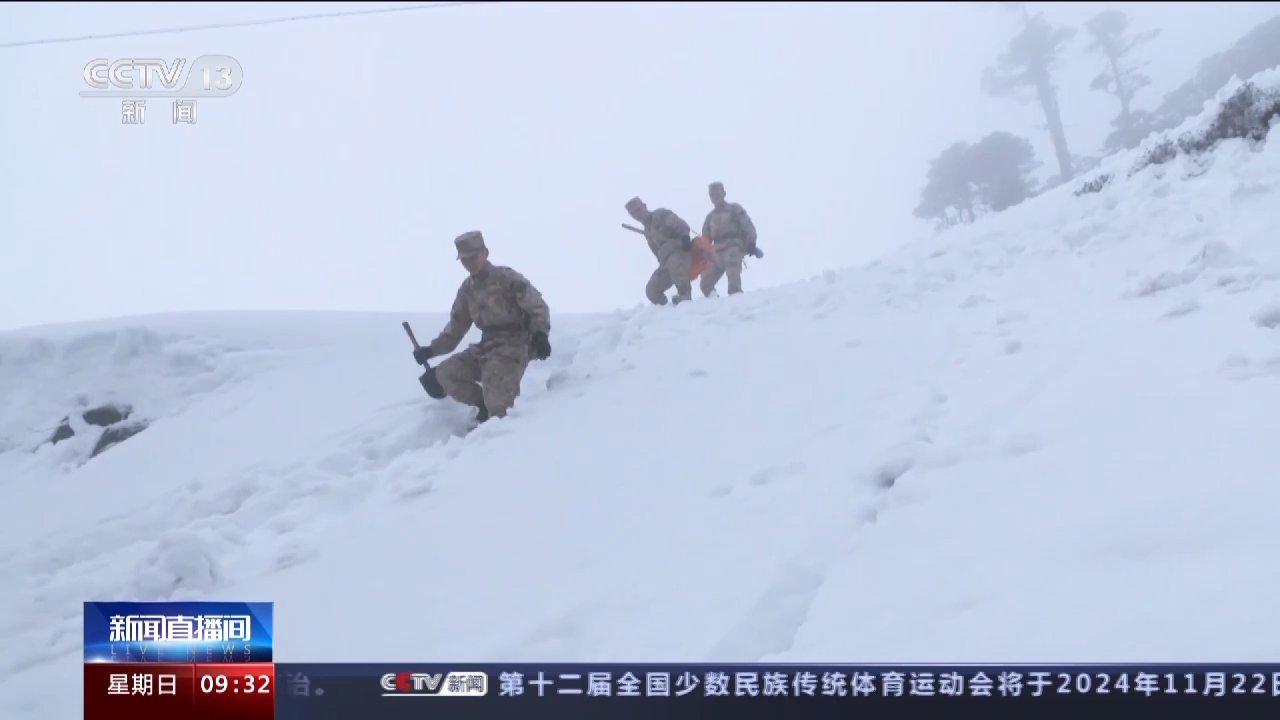 穿峡谷攀绝壁爬深山蹚冰河 他们守护无人区的信息生命线