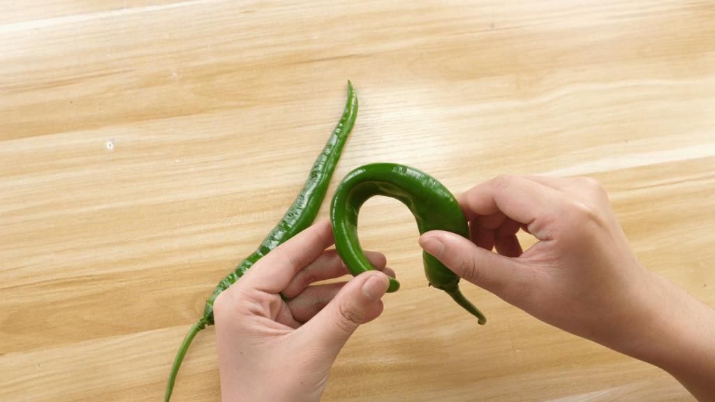  菜农|买黄瓜挑“弯的”还是“直的”，菜农不小心说漏嘴，以后别买错了