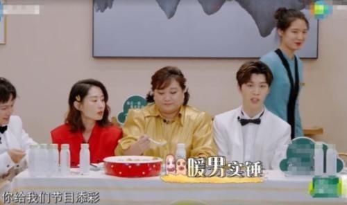  打碎|服务员打碎勺子被吓哭，有谁注意旁边范丞丞的反应？素质如何很明显