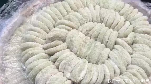 大妈|大妈集市上卖“稀罕小吃”每天限量2盆,2小时全卖完,来晚吃不到