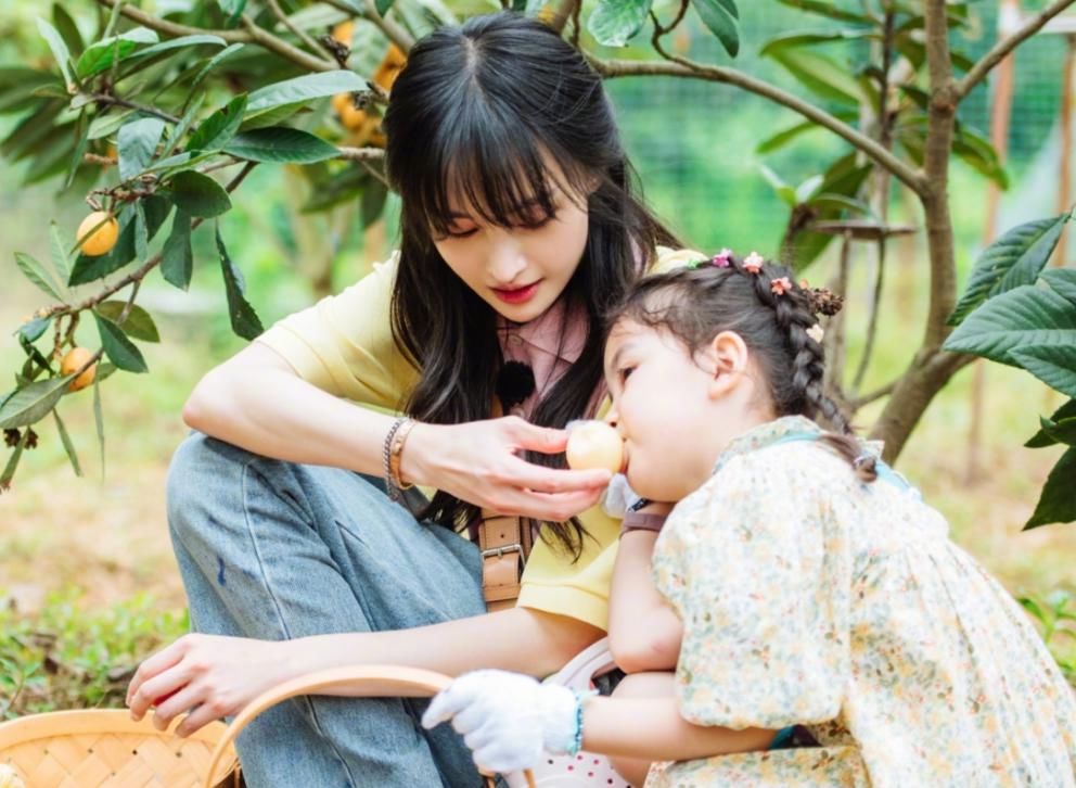  让小朋友|郑爽喂萌娃吃枇杷，不经意间的小动作证明：她会是个好妈妈