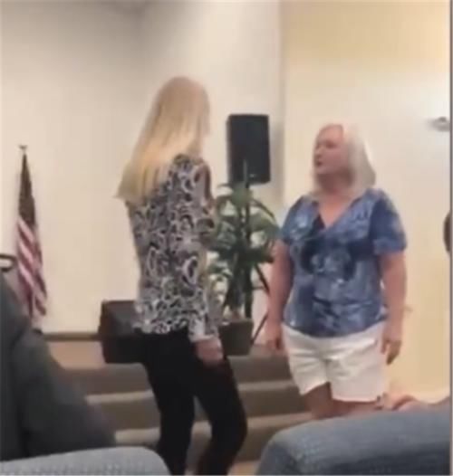 婚礼|“你不能说我儿子缺点！”外国婆婆扰乱婚礼现场，被儿子当众怒怼