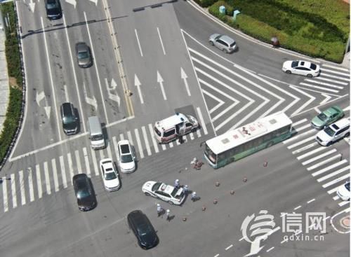  车辆|路口车辆出事故 交警为伤者开辟“绿色通道”