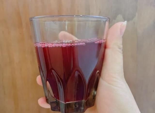 酸酸甜甜|自制酸酸甜甜的冰镇杨梅汤,消暑解渴,炎炎夏日喝一碗太爽了