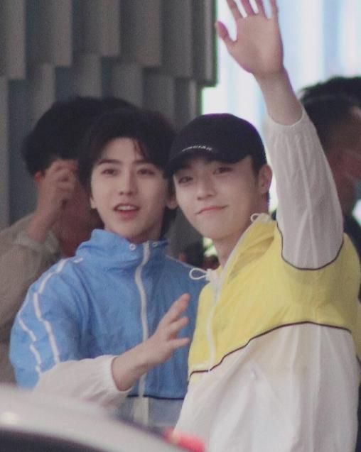  得知|下期迎来蔡徐坤最期待嘉宾，两人见面就黏一起，得知身份：没资格酸