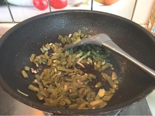 酸爽|外婆腌的酸豆角,方便又卫生,和它一起炒,酸爽倍脆真下饭