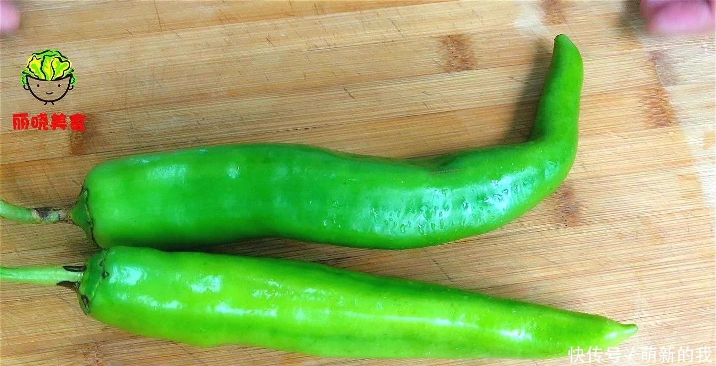 做法|青椒别再炒着吃了,教你好吃做法,不炒也不炸,出锅真的太香了