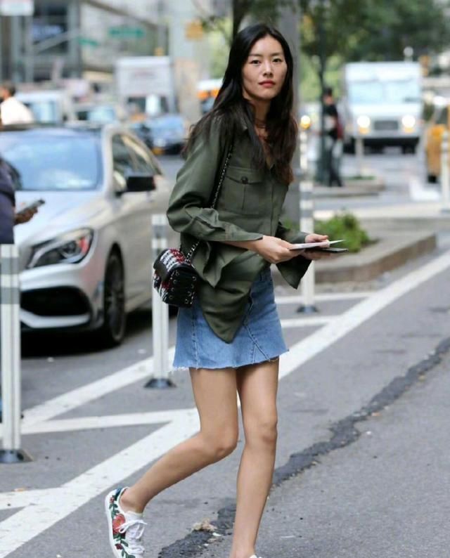行走|刘雯太会穿,军绿色上衣配牛仔短裙让人惊艳,真是行走的穿衣模板