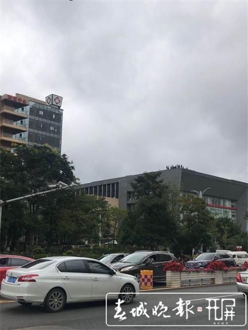 红星|突发！昆明广福路红星美凯龙对面楼上，多名女子欲跳楼……