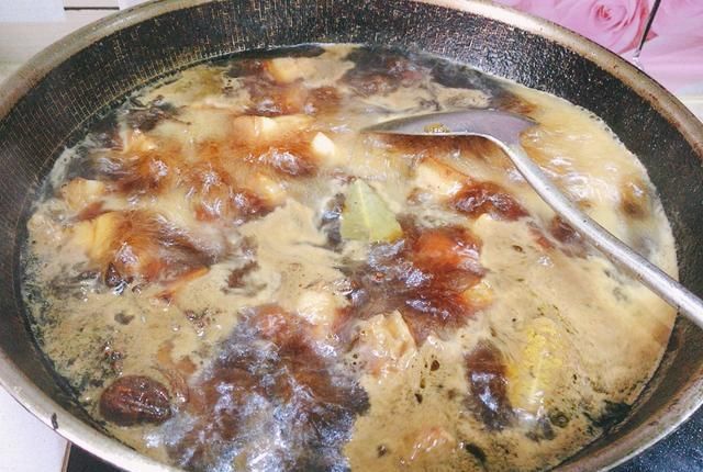 加料酒|做红烧肉时,加料酒煮肉是大忌,多加这2样,肉质软烂不油腻