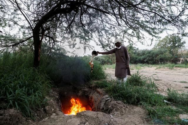  艰难|印度首都医疗废弃物暴增成患 拾荒者冒着染疫风险艰难求生