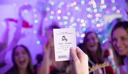 同事|男子连中7个大奖赢得450万，竟直接给同事分一半，还立马捐掉45万