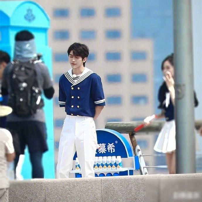 家族|跑男家族穿水手服站一排,吴宣仪短裙很青春,我却留意蔡徐坤的手